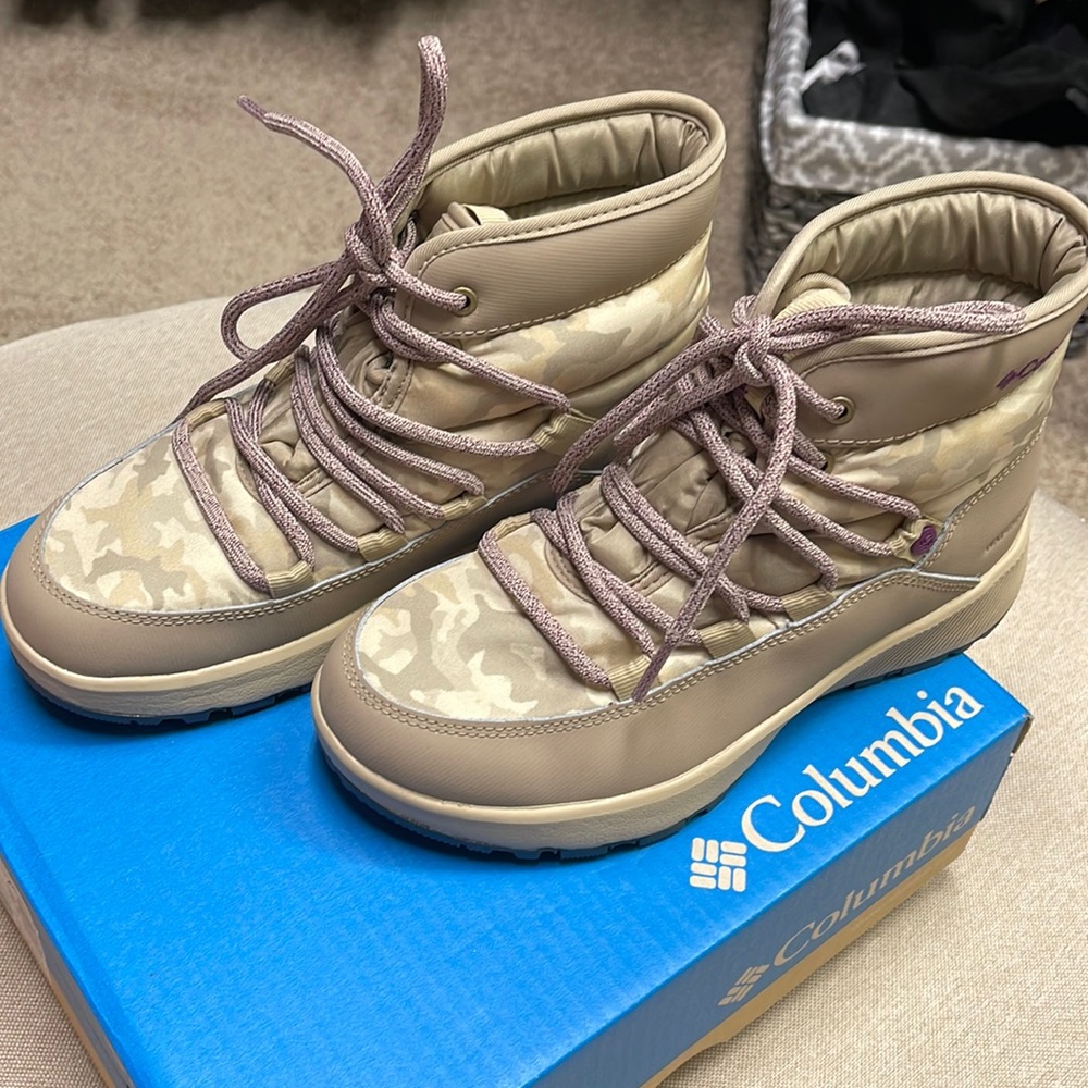 New in box.  Columbia Women’s boots size 6